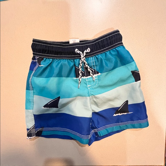 EUC Boys 2T swim bundle - 7 pieces - rash guards and swim trunks - Picture 5 of 8